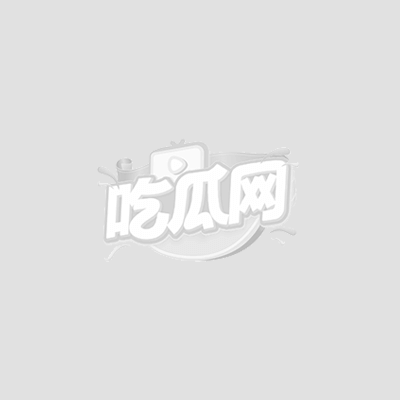女性穿黑色短袖俯卧课桌下男子在后方揉臀1